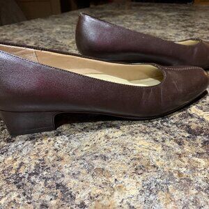 Brown Leather Trotters in a size 9 1/2 N with a 1 1/2 inch heel